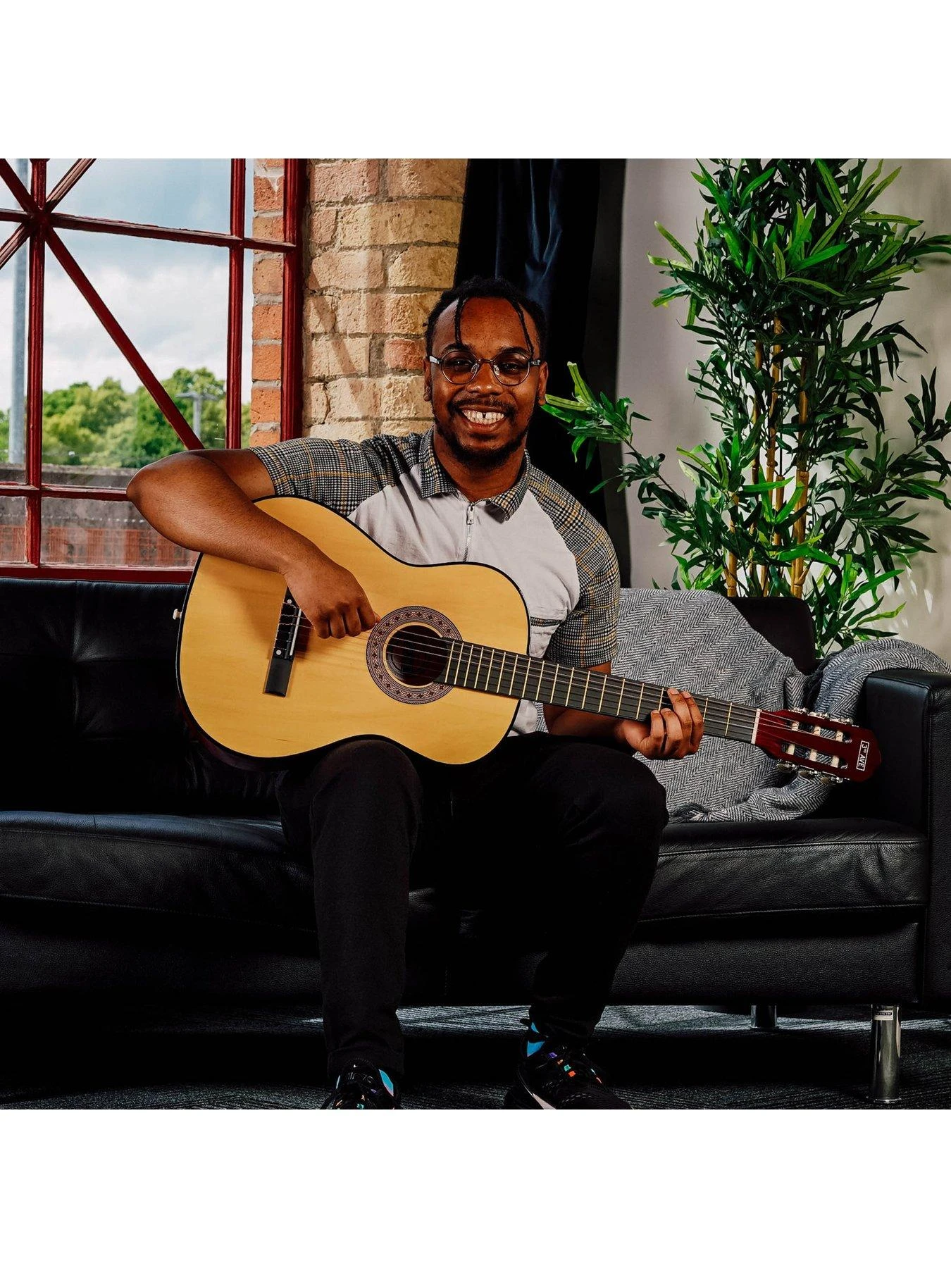 3rd Avenue Full Size 4/4 Classical Guitar Beginner Bundle - 6 Months FREE Lessons - Natural 5 3rd Avenue Full Size 4/4 Classical Guitar Beginner Bundle - 6 Months FREE Lessons - Natural - Image 5