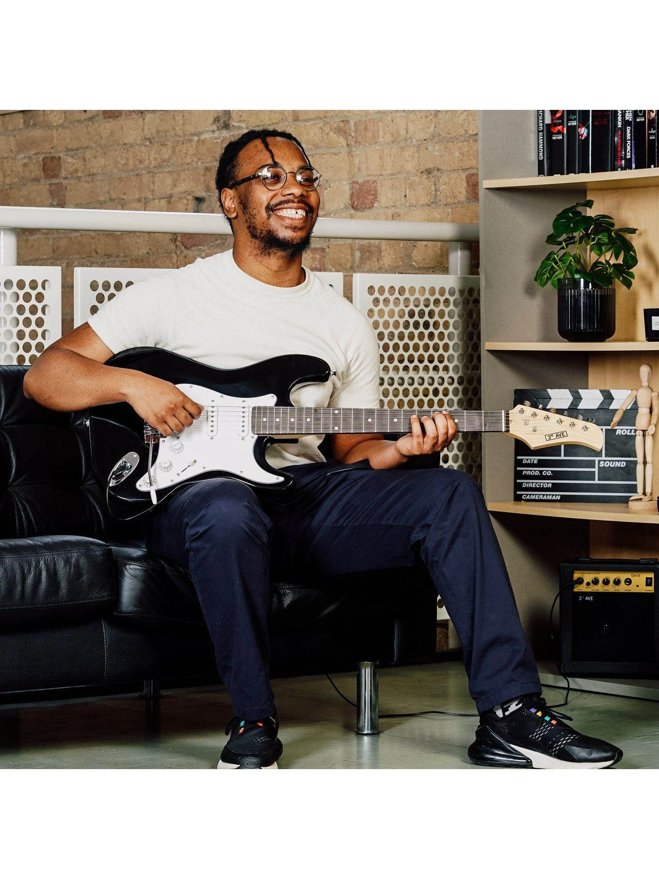 Rocket Full Size 4/4 Electric Guitar Ultimate Kit With 10W Amp - 6 Months FREE Lessons - Black 5 Rocket Full Size 4/4 Electric Guitar Ultimate Kit With 10W Amp - 6 Months FREE Lessons - Black - Image 5