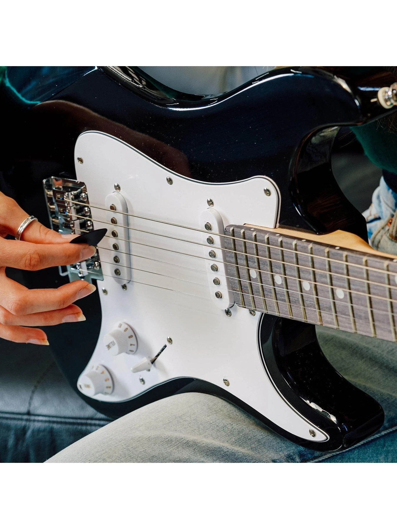 Rocket 3/4 Size Electric Guitar Ultimate Kit With 10W Amp - 6 Months FREE Lessons - Black 6 Rocket 3/4 Size Electric Guitar Ultimate Kit With 10W Amp - 6 Months FREE Lessons - Black - Image 6