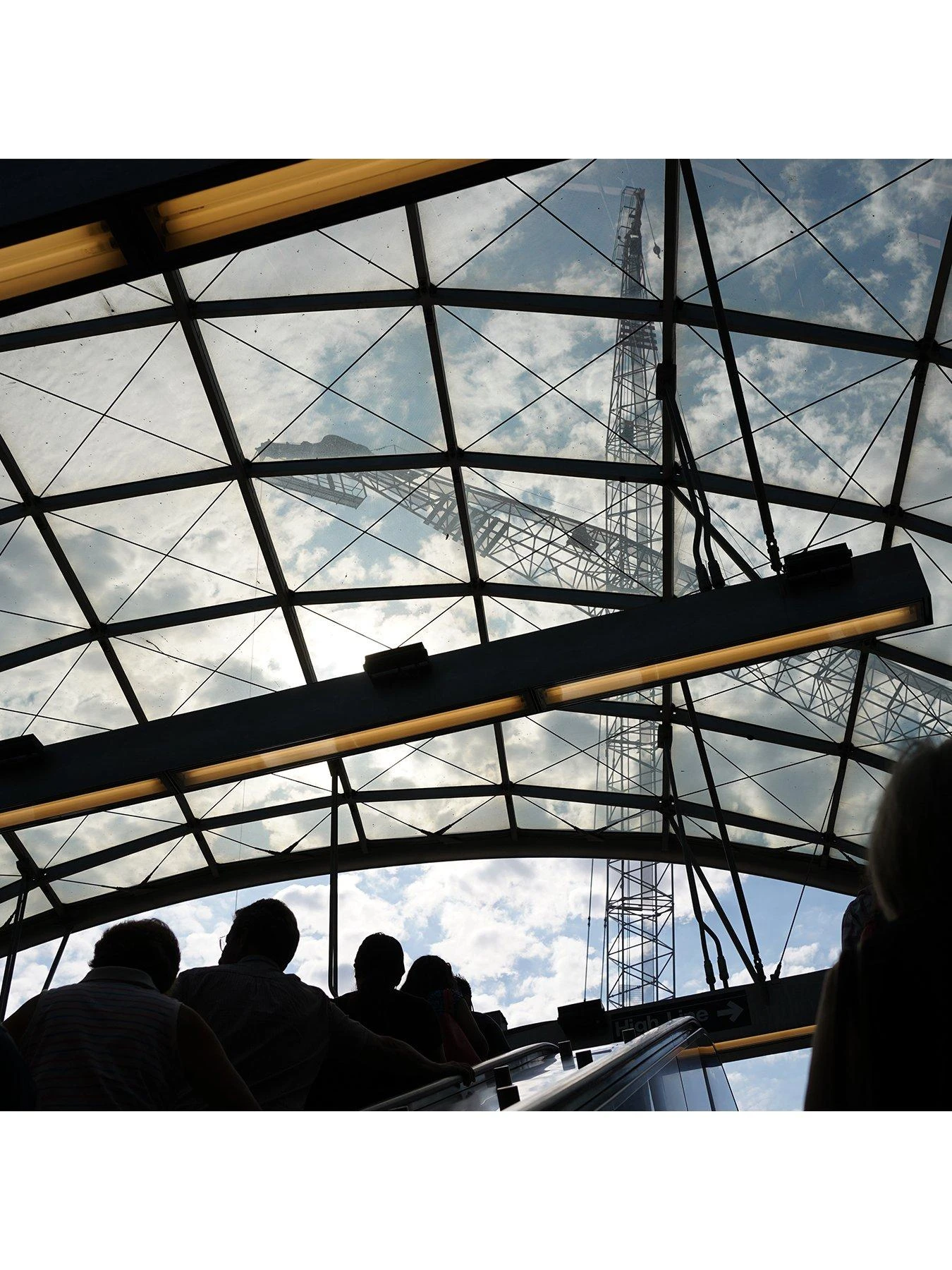 Sony SEL35F18F.SYX FE 35mm F1.8 Full-Frame Prime Lens 4 Sony SEL35F18F.SYX FE 35mm F1.8 Full-Frame Prime Lens - Image 4