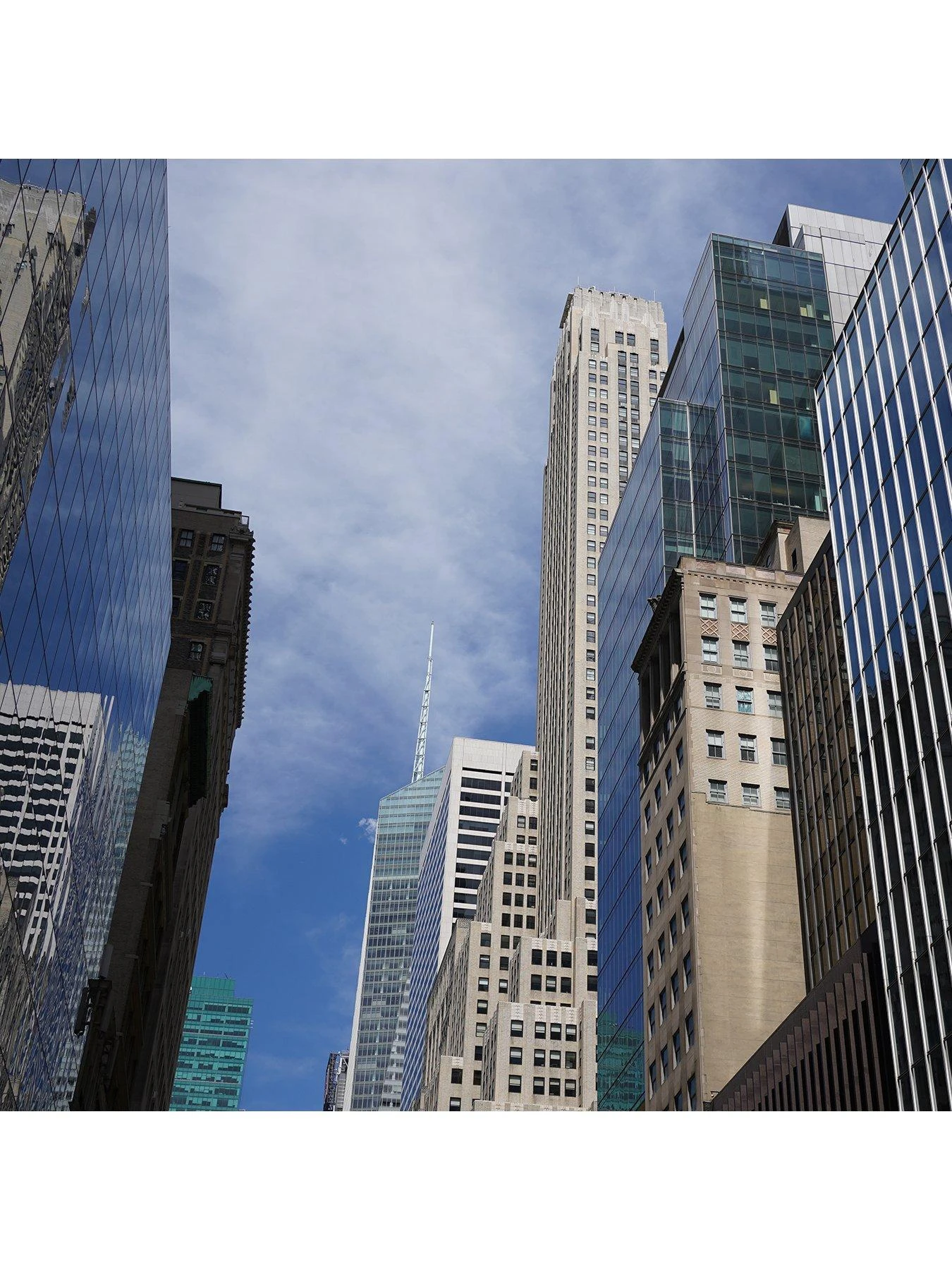 Sony SEL35F18F.SYX FE 35mm F1.8 Full-Frame Prime Lens 6 Sony SEL35F18F.SYX FE 35mm F1.8 Full-Frame Prime Lens - Image 6