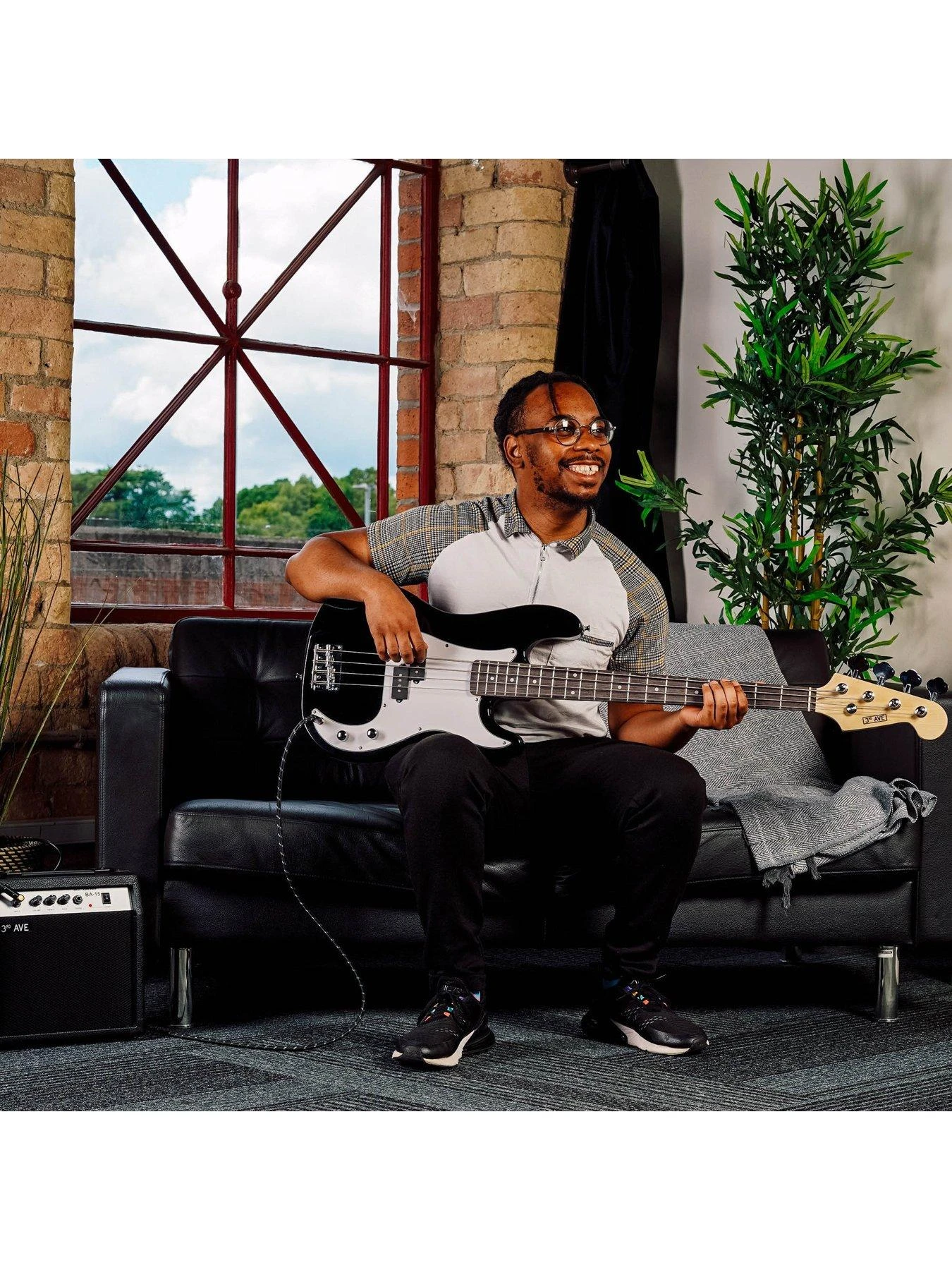3rd Avenue Full Size Bass Guitar Ultimate Kit With 15W Amp - 6 Months FREE Lessons - Black 5 3rd Avenue Full Size Bass Guitar Ultimate Kit With 15W Amp - 6 Months FREE Lessons - Black - Image 5